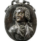 A NORTH EUROPEAN EBONISED WOOD PORTRAIT MEDALLION - Foto 1