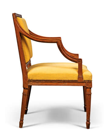 A PAIR OF GEORGE III BEECH OPEN ARMCHAIRS - Foto 2