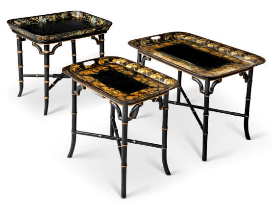 A GROUP OF THREE BLACK AND GILT-JAPANNED TRAYS ON STANDS - фото 1
