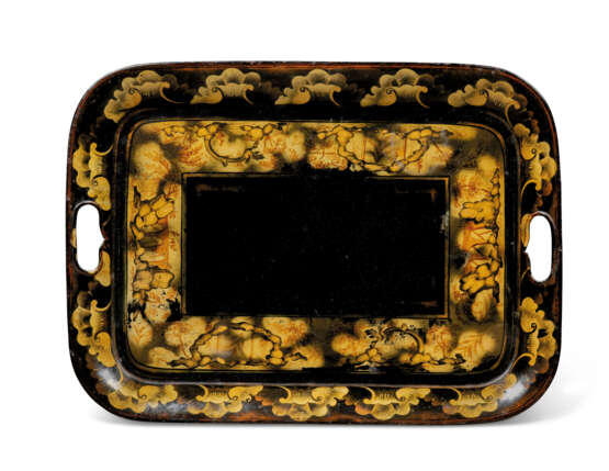 A GROUP OF THREE BLACK AND GILT-JAPANNED TRAYS ON STANDS - Foto 2