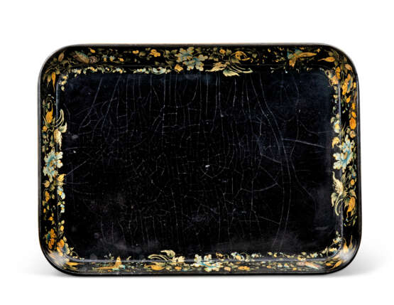 A GROUP OF THREE BLACK AND GILT-JAPANNED TRAYS ON STANDS - фото 3