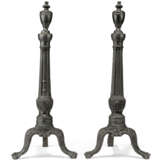 A PAIR OF GEORGE III BLACKED CAST-IRON ANDIRONS - Foto 2