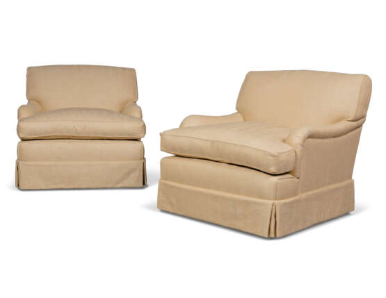 A PAIR OF EASY ARMCHAIRS - Foto 2