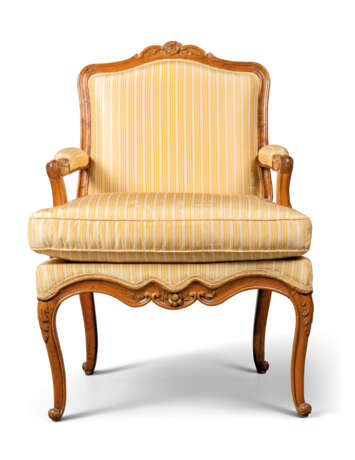 A PAIR OF LOUIS XV ASH AND ELM FAUTEUILS - photo 2