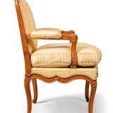 A PAIR OF LOUIS XV ASH AND ELM FAUTEUILS - фото 3