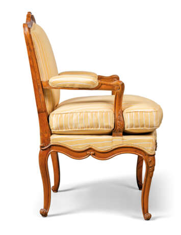 A PAIR OF LOUIS XV ASH AND ELM FAUTEUILS - photo 3