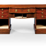 A LATE GEORGE III BOXWOOD-STRUNG SERPENTINE SIDEBOARD - фото 3