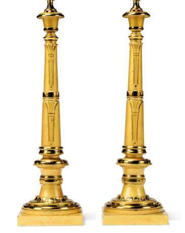THREE GILT-LACQUERED BRONZE TABLE LAMPS - Foto 4