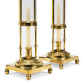 A PAIR OF BRASS AND GLASS PHOTOPHORES - Foto 3