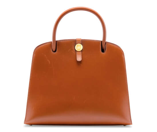 Hermes. A NOISETTE CALF BOX LEATHER DALVY 30 WITH GOLD HARDWARE - Foto 1
