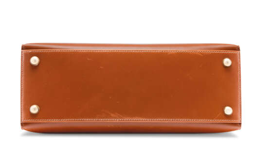 Hermes. A NOISETTE CALF BOX LEATHER DALVY 30 WITH GOLD HARDWARE - Foto 4
