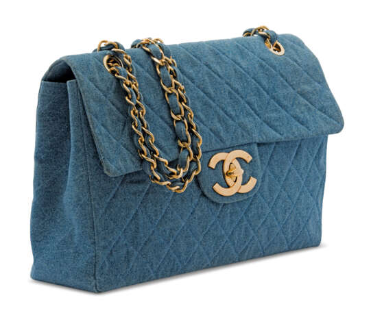 Chanel. A BLUE DENIM MAXI SINGLE FLAP BAG WITH GOLD HARDWARE - photo 2