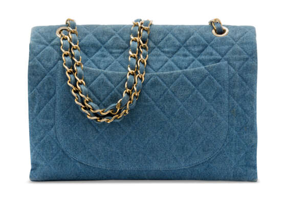 Chanel. A BLUE DENIM MAXI SINGLE FLAP BAG WITH GOLD HARDWARE - Foto 3