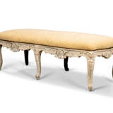 A LOUIS XV STYLE WHITE-PAINTED LONG STOOL - Foto 2