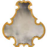 A PAIR OF GILT-FRAMED CARTOUCHE-SHAPED MIRRORS - Foto 1