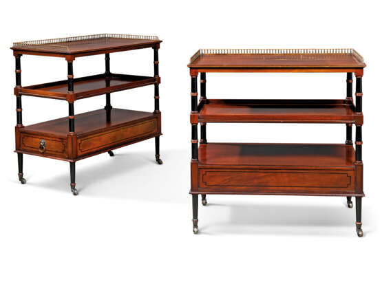 A PAIR OF AMERICAN MAHOGANY TWO-TIER ETAGERES - фото 2