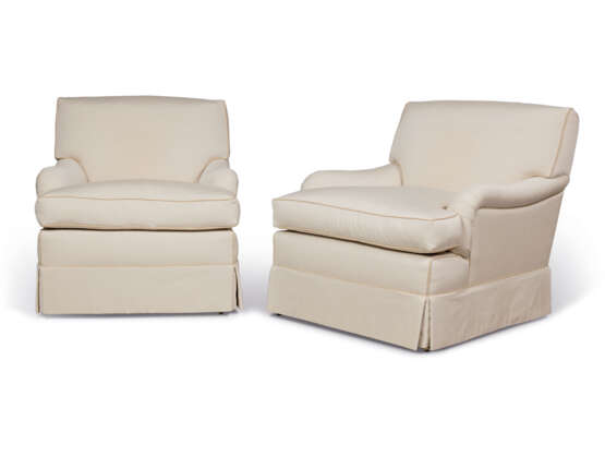 A PAIR OF OFF-WHITE REPP LARGE ARMCHAIRS - Foto 1