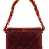 Chanel. A BURGUNDY QUILTED SUEDE LUNCHBOX BAG WITH TORTOISE LUCITE HARDWARE - Foto 1