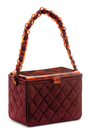 Chanel. A BURGUNDY QUILTED SUEDE LUNCHBOX BAG WITH TORTOISE LUCITE HARDWARE - Foto 2