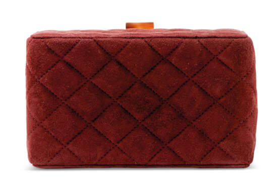 Chanel. A BURGUNDY QUILTED SUEDE LUNCHBOX BAG WITH TORTOISE LUCITE HARDWARE - Foto 4