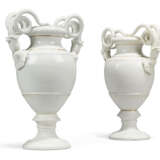Meissen Porcelain Factory. A PAIR OF MEISSEN PORCELAIN WHITE TWO-HANDLED VASES - Foto 1