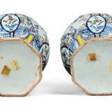 A PAIR OF DUTCH DELFT POLYCHROME BALUSTER VASES AND COVERS - Foto 2