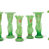 A GROUP OF SIX GREEN AND GILT GLASS TULIP-VASES - Foto 2