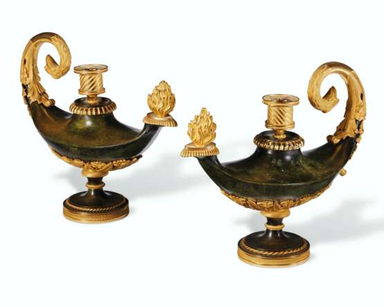 A PAIR OF DIRECTOIRE ORMOLU AND PATINATED BRONZE CASSOLETTES - фото 1