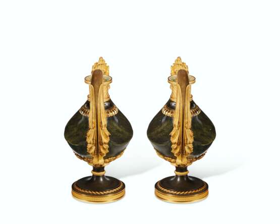 A PAIR OF DIRECTOIRE ORMOLU AND PATINATED BRONZE CASSOLETTES - Foto 2