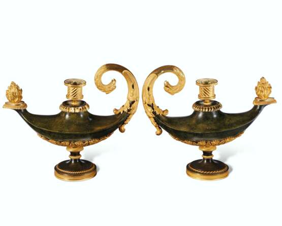 A PAIR OF DIRECTOIRE ORMOLU AND PATINATED BRONZE CASSOLETTES - Foto 3