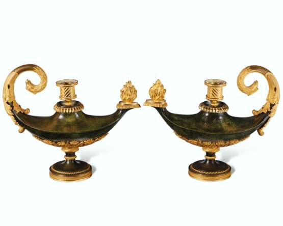 A PAIR OF DIRECTOIRE ORMOLU AND PATINATED BRONZE CASSOLETTES - Foto 4