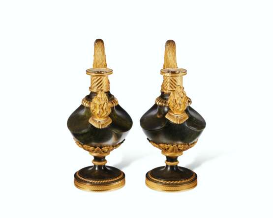 A PAIR OF DIRECTOIRE ORMOLU AND PATINATED BRONZE CASSOLETTES - фото 5