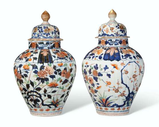  A MATCHED PAIR OF JAPANESE IMARI PORCELAIN JARS AND COVERS - Foto 4