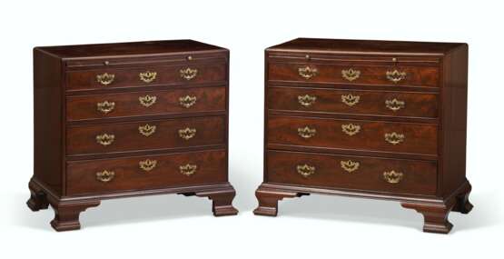 A PAIR OF GEORGE II MAHOGANY CHESTS-OF-DRAWERS - фото 1