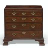 A PAIR OF GEORGE II MAHOGANY CHESTS-OF-DRAWERS - Foto 2