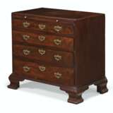 A PAIR OF GEORGE II MAHOGANY CHESTS-OF-DRAWERS - Foto 3