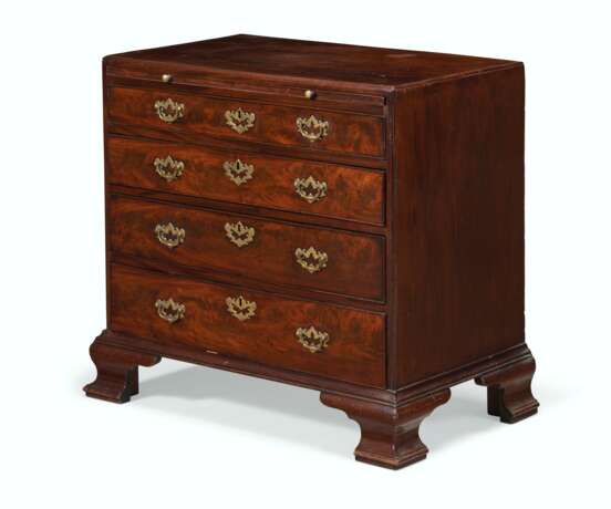 A PAIR OF GEORGE II MAHOGANY CHESTS-OF-DRAWERS - фото 3