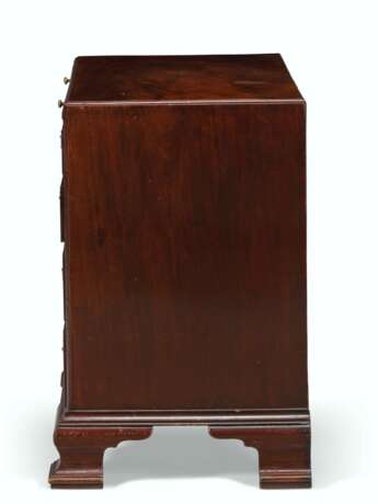 A PAIR OF GEORGE II MAHOGANY CHESTS-OF-DRAWERS - Foto 4