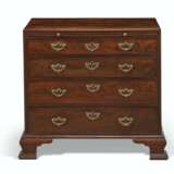A PAIR OF GEORGE II MAHOGANY CHESTS-OF-DRAWERS - photo 5