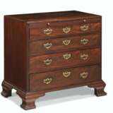 A PAIR OF GEORGE II MAHOGANY CHESTS-OF-DRAWERS - фото 6
