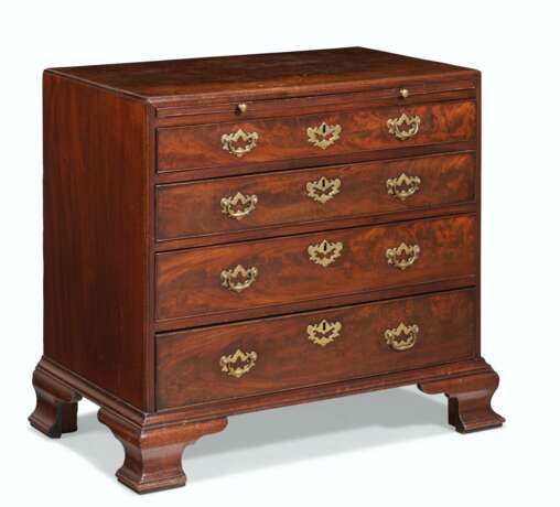 A PAIR OF GEORGE II MAHOGANY CHESTS-OF-DRAWERS - photo 6