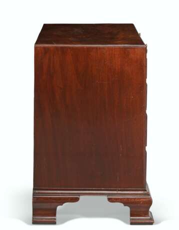 A PAIR OF GEORGE II MAHOGANY CHESTS-OF-DRAWERS - фото 7