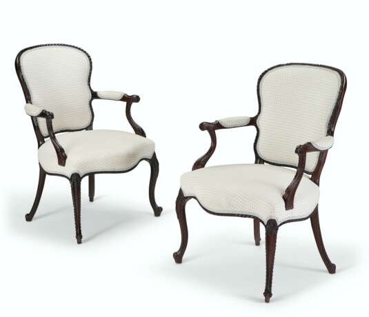 A PAIR OF GEORGE III SOLID MAHOGANY ARMCHAIRS - Foto 1
