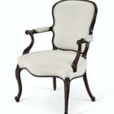 A PAIR OF GEORGE III SOLID MAHOGANY ARMCHAIRS - Foto 2