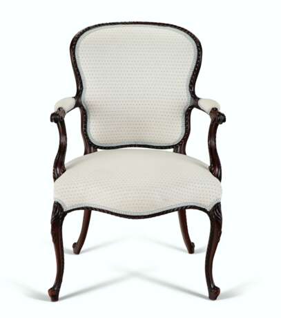A PAIR OF GEORGE III SOLID MAHOGANY ARMCHAIRS - Foto 3