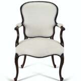 A PAIR OF GEORGE III SOLID MAHOGANY ARMCHAIRS - Foto 3