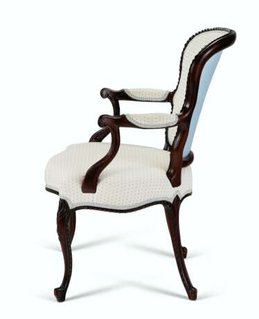 A PAIR OF GEORGE III SOLID MAHOGANY ARMCHAIRS - photo 4