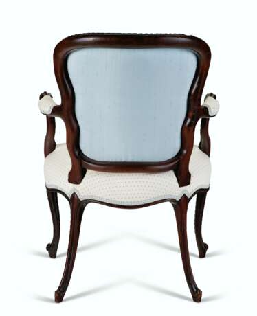 A PAIR OF GEORGE III SOLID MAHOGANY ARMCHAIRS - photo 5