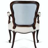 A PAIR OF GEORGE III SOLID MAHOGANY ARMCHAIRS - фото 5