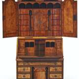 A WILLIAM AND MARY PEWTER-MOUNTED STAINED FIELD MAPLE, YEWWOOD AND OAK BUREAU CABINET - Foto 2